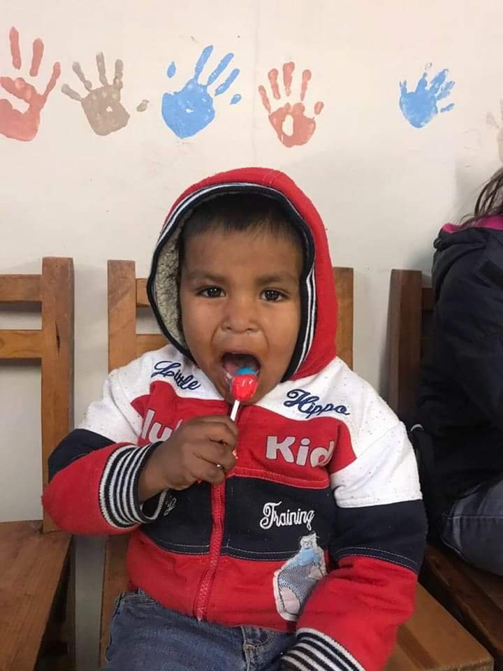 Niño de Pies Hermosos